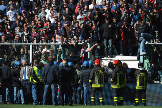  兰斯主场灯光故障，比赛中断半小时  