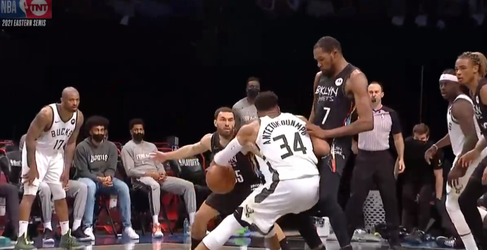  字母哥缺阵米德尔顿爆发雄鹿全民皆兵击溃公牛